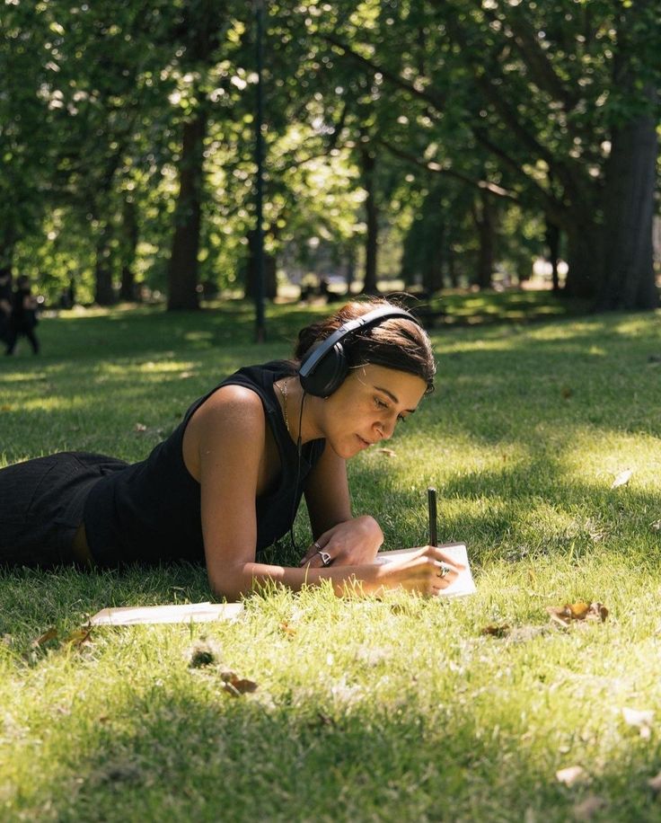 Mulher escrevendo em um caderno ao ar livre
