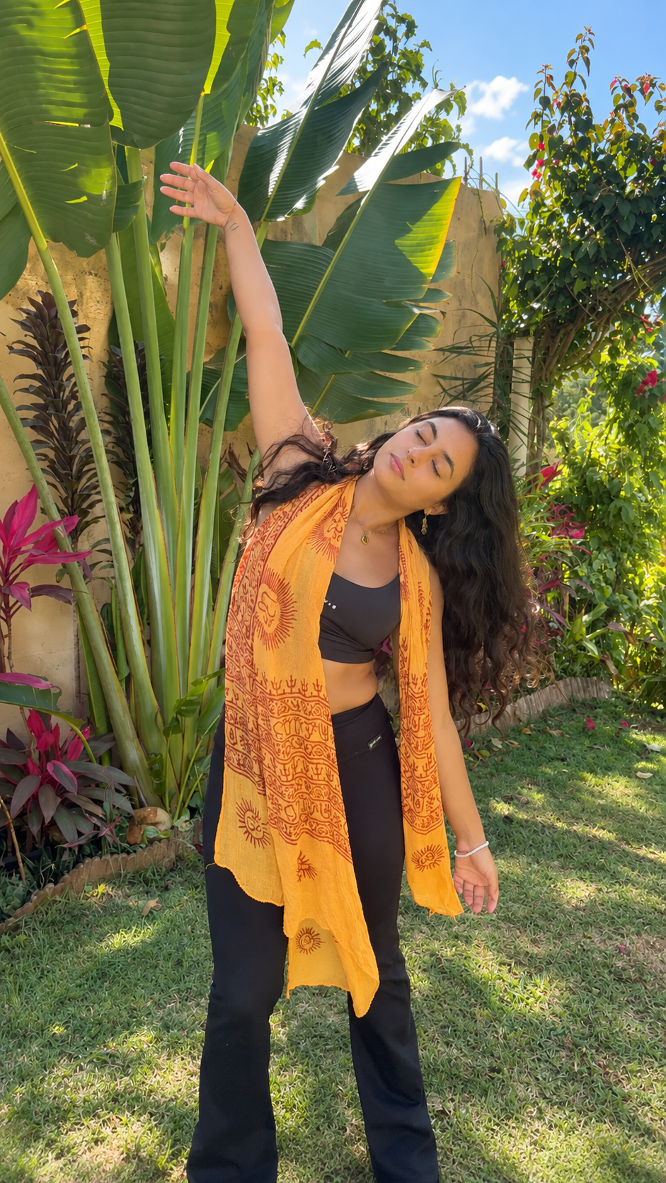 Stefhany Roja, professora de yoga, em uma prática ao ar livre